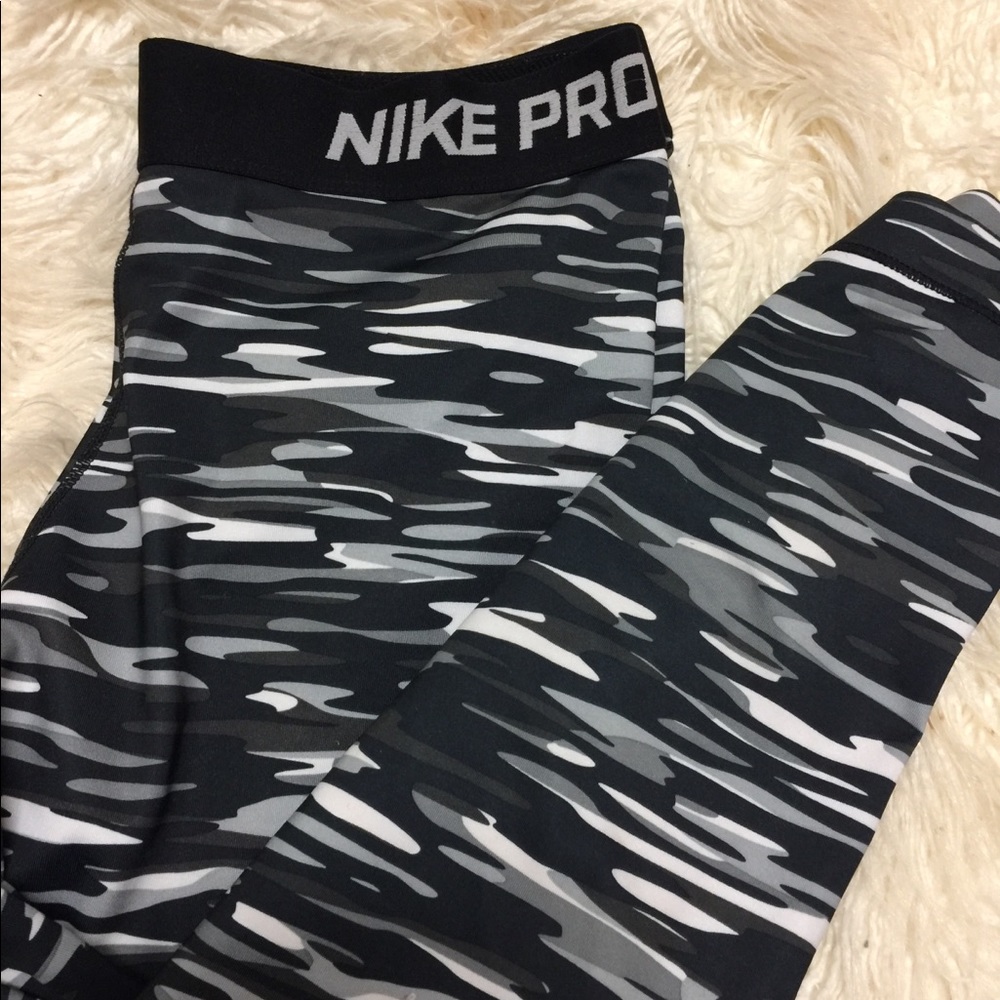 Camo Nike pro cropped capris